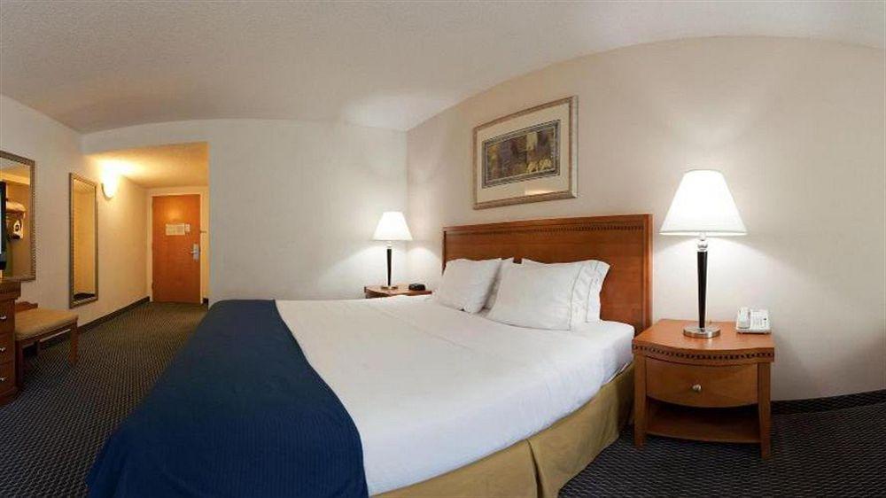 Holiday Inn Express Richmond-Brandermill-Hull Street By Ihg Bagian luar foto